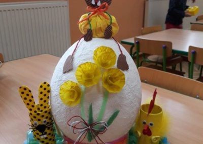 Zabawka z recyklingu przedstawiająca jajko kurczaka oraz zajączki