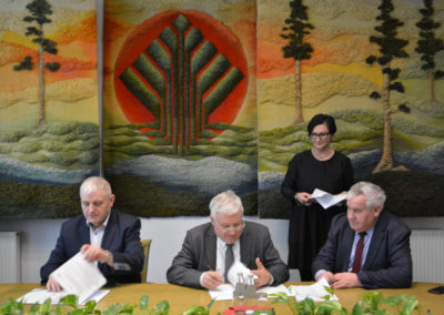 podpisanie dokumentów w sprawie dofinansowania modernizacji sortowni odpadów w Czartorii przez prezesa NFOSiGW oraz prezesa ZGO